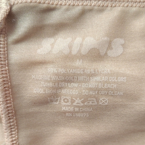 SKIMS- Shapewear BODY SHORTS - Picture 10 of 12